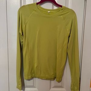 Size M Athleta Momentum long sleeve tee.